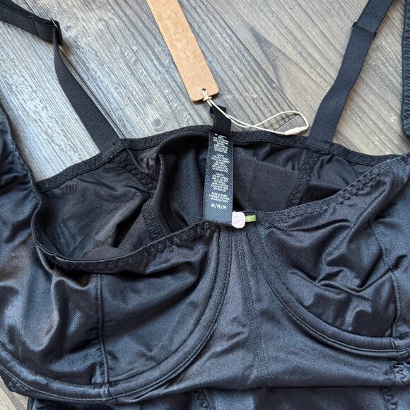 SKIMS STRETCH SATIN SILK BLACK FLOWER UNDERWIRE BODYSUIT - MEDIUM - Picture 4 of 4